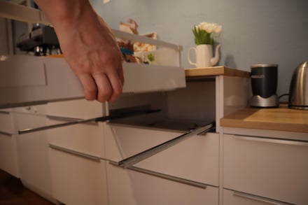 Ikea Schublade ausbauen und am Metallgestell festhalten
